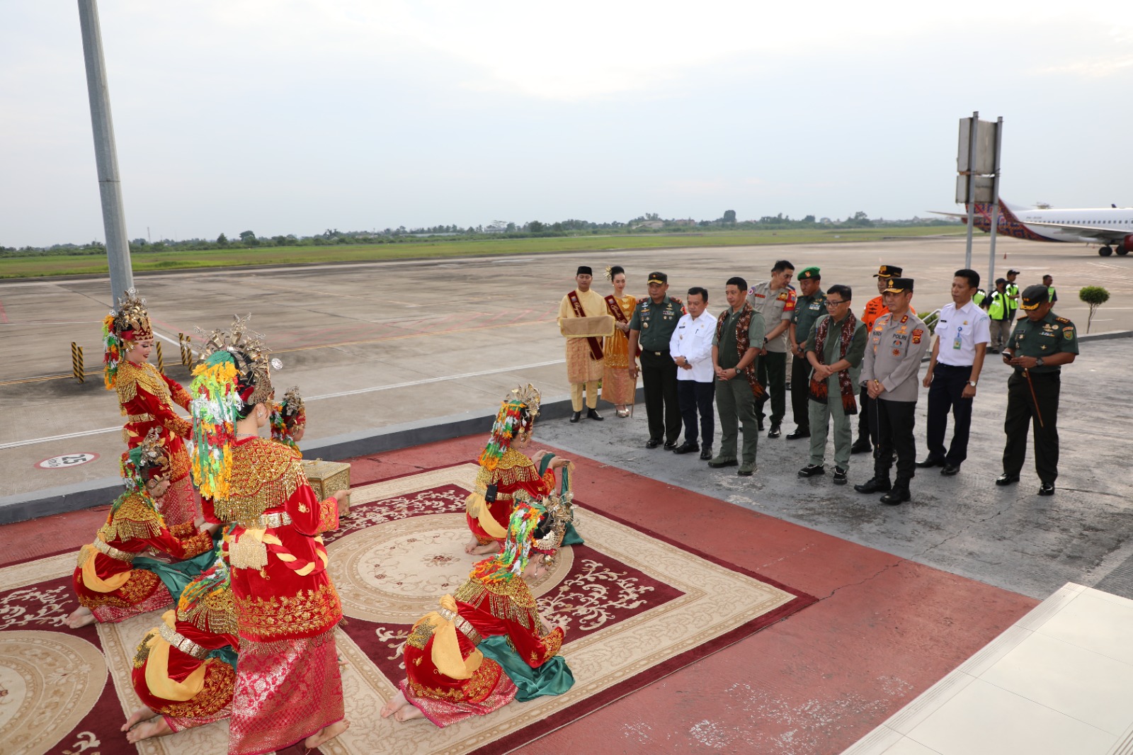 Kepala Badan Nasional Penanggulangan Bencana (BNPB) Letjen TNI Suharyanto S.Sos., M.M (kemeja hijau dengan rompi) disambut tarian selamat datang dalam agenda Rapat Koordinasi Kebakaran Hutan dan Lahan Provinsi Jambi Tahun 2023, pada Selasa (18/7).